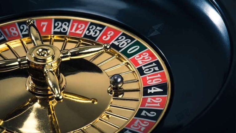Myanmar Sportsbook Live Betting ကစားသူ မိုဘိုင်းဖုန်းမှ ဘောလုံးပွဲ live odds ကြည့်နေသောမြင်ကွင်း