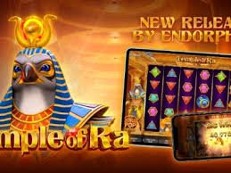 မြန်မာ ကစားဝါသနာရှင် မိုဘိုင်းတွင် Slots ကစားနေသောမြင်ကွင်း